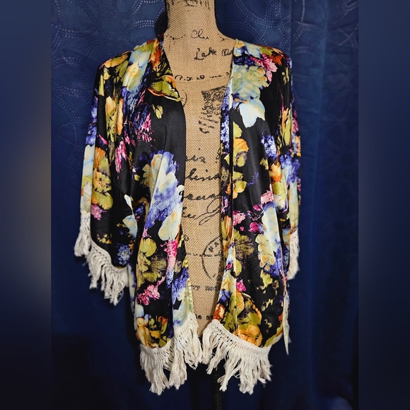 NWT BKE Buckle Women's Kimono Shawl  Sz  XS/S Black Floral. #25 - Picture 1 of 4